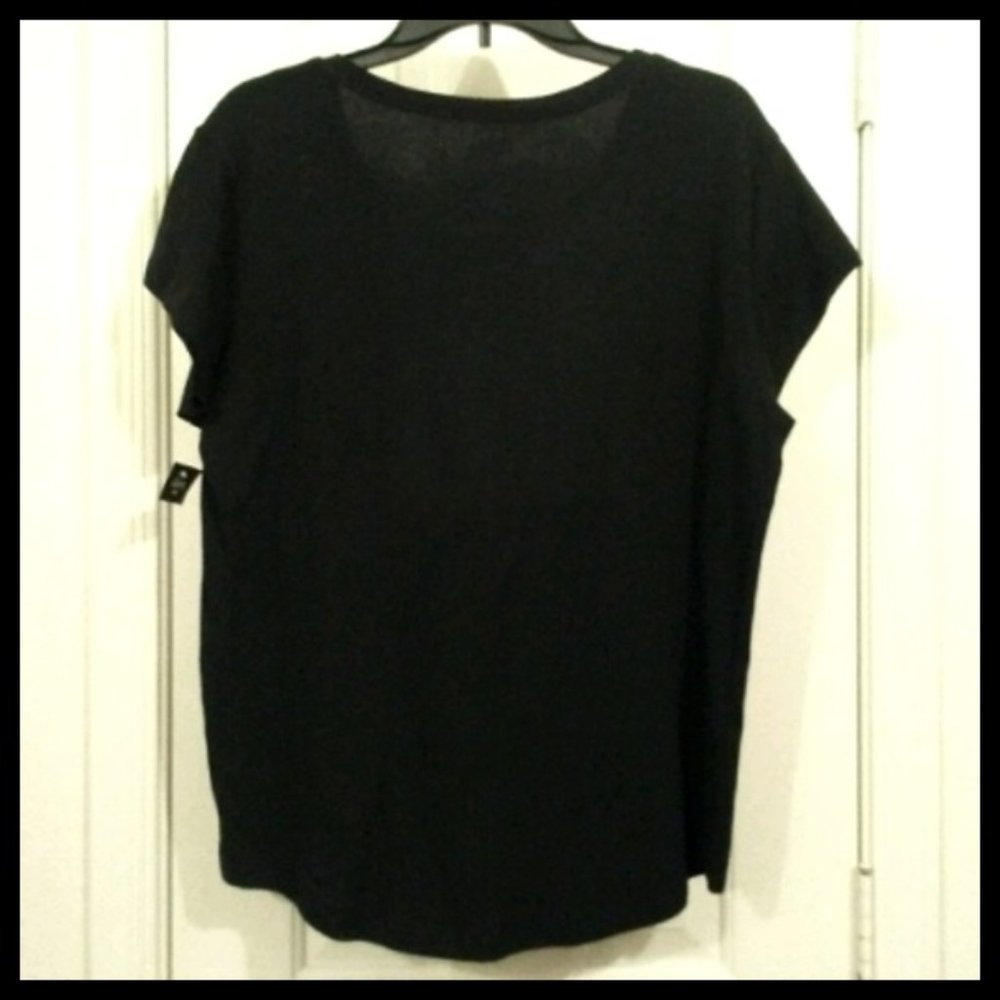 A Black & White Graphic Color Shirt. - Picture 4 of 4